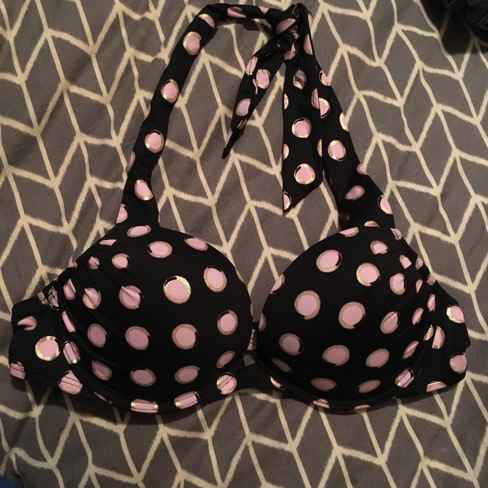 Victoria’s Secret bombshell bikini